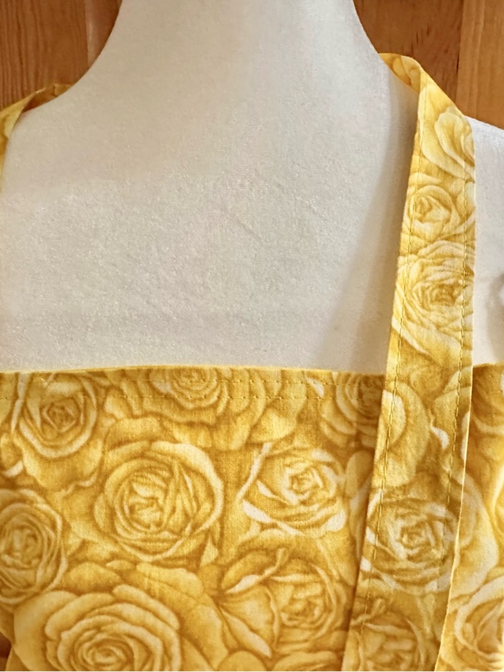 Yellow Rose Print Ruffled Apron - Picture 4 of 10